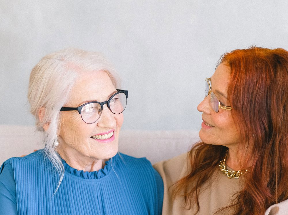Deux personnes en toute confiance, sourire sincère